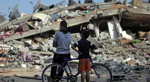 Bombardamenti a Gaza ((AP Photo/Khalil Hamra)
