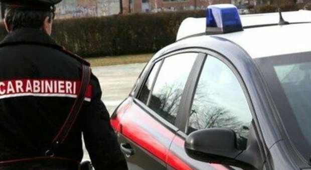 Firenze, mostra i genitali e molesta una ragazza: 36enne ubriaco arrestato a fatica