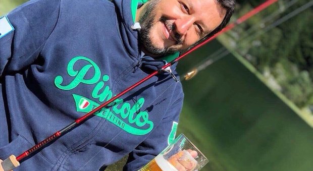 Salvini sfida inchieste e insulti: eccolo con una birra tra le mani mentre brinda su Twitter