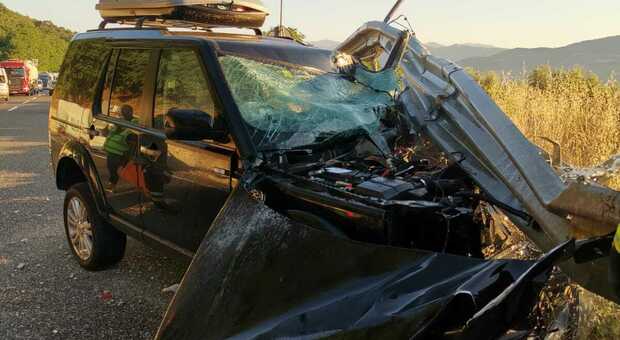 Incidente in autostrada a Polla: auto contro guardrail, paura per una famiglia