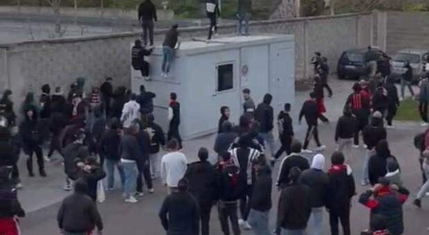 Calcio, scontri tra tifosi prima del derby Altamura-Matera: sei feriti tra ultras e forze dell'ordine