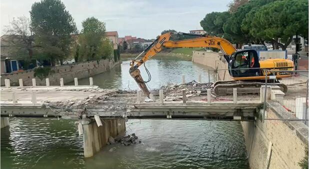 Iniziata la demolizione del ponte simbolo dell'alluvione di Senigallia