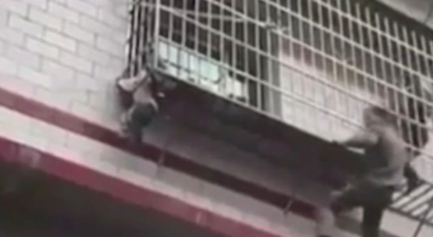 Cina, bimbo di tre anni rimane appeso per il collo dalle grate del balcone