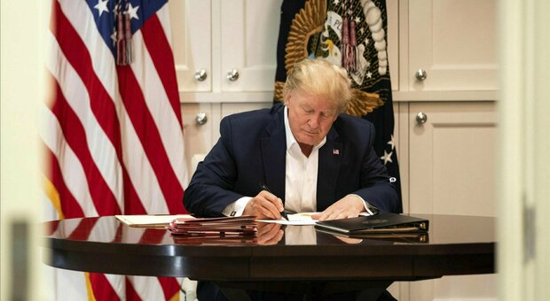 Donald Trump a lavoro dall'ospedale... o forse no? Le foto che fanno discutere: «Firma fogli bianchi con un pennarello»