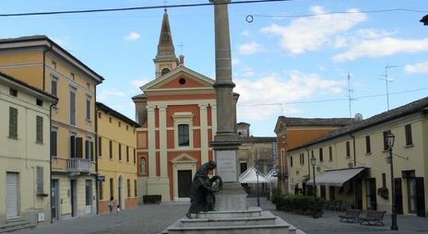 Bologna, si arrampica su un monumento per fare un selfie e cade: grave