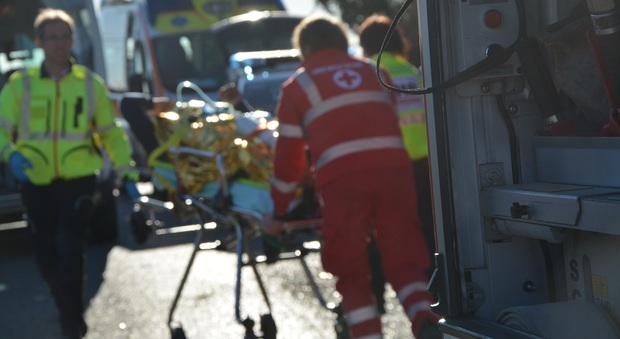 Auto contro furgone: muore un 38enne e quattro persone ferite