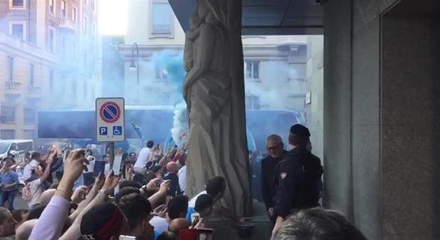 Il Napoli arriva a Torino accolto da cori e fumogeni