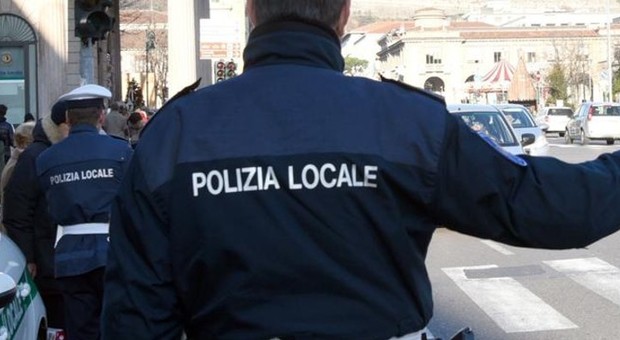 Sorpreso ubriaco e senza patente su uno scooter rubato: multato di 6 mila euro