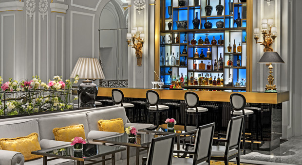 Il lounge bar Lumen cocktails&cuisine nella lobby del rinnovato Hotel St. Regis di Roma
