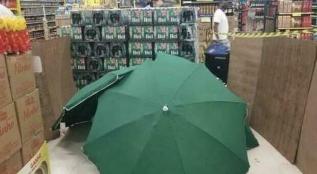 Dipendente muore al lavoro, il corpo viene coperto dagli ombrelloni per non chiudere il supermercato