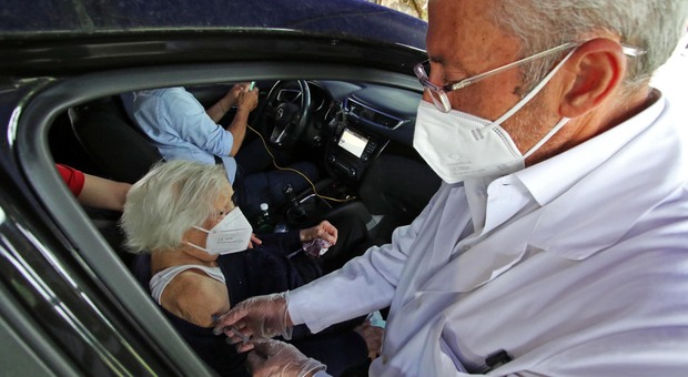 Vaccini a Napoli, drive-in al Frullone: i non deambulanti immunizzati in auto