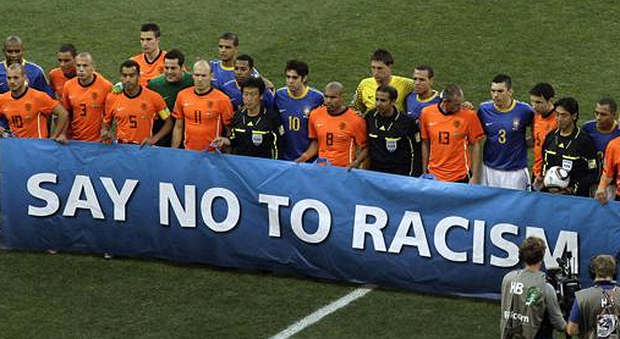 Uno striscione contro il razzismo prima di una partita di calcio