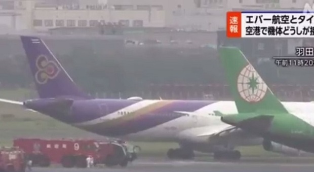 Due aerei si scontrano sulla pista dello scalo di Tokyo: un dipendente raccoglie i pezzi a terra