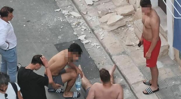 Cede un balcone del B&b, turista precipita al suolo e sfiora un gruppo di bambini: ferito