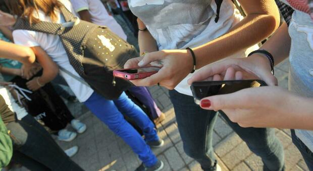 Ansia da telefonate, il 70% dei giovani non risponde alle chiamate: «Quando il cellulare squilla, non sono mai buone notizie»