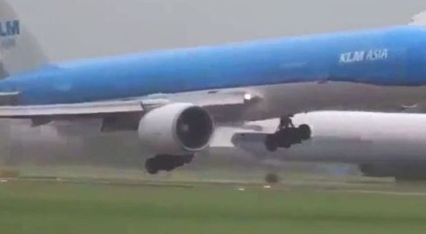 Paura all'atterraggio, il maltempo scuote l'aereo con 300 passeggeri prima che tocchi terra -Guarda