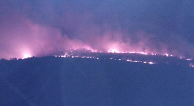 Ancora un incendio nel Vallo di Diano: da 12 ore brucia la montagna