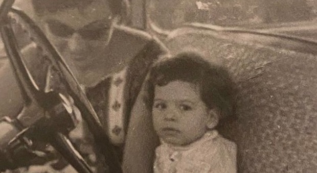 Barbara D'Urso bimba, la tenera immagine amarcord con la mamma. I fan: «Eri già la regina d'Italia»