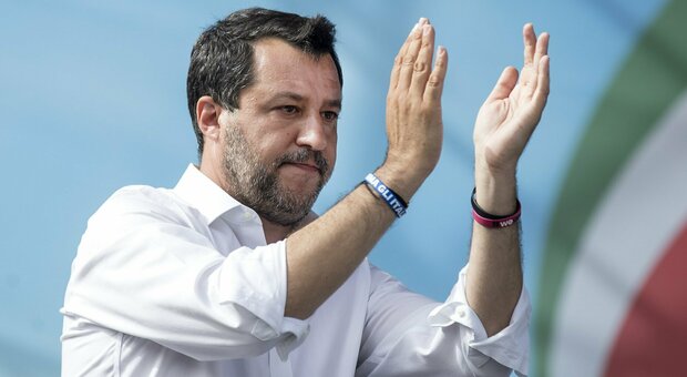 Salvini: «Aiuti ai comuni in dissesto e per Napoli lavoriamo per l'unità»