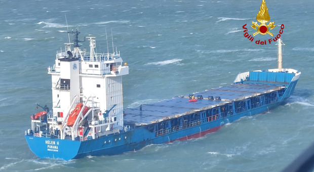 Marinai infortunati a bordo di una nave al largo del Porto: soccorsi difficili per vento e mare mosso