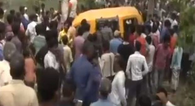 India, 11 bambini morti e 7 feriti nello scontro fra uno scuolabus e un treno