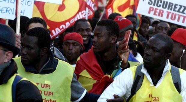 Migranti con i gilet gialli sfilano per Roma: «Diritti sociali e sicurezza per tutti»
