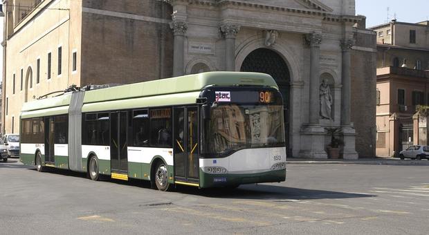 Roma, filobus si spezza in due paura tra i passeggeri della linea 90