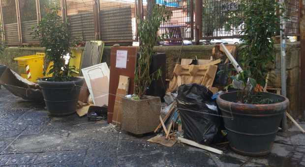 Napoli, via Poerio: da giorni una catasta di rifiuti ingombranti non viene raccolta da nessuno