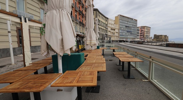Fase 2 in Campania, piano per i ristoranti: «Disinfettante ai tavoli e cucine extra-large»