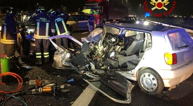 Incidente nella notte, scontro frontale tra due auto sulla strada Pasubio: tre i feriti