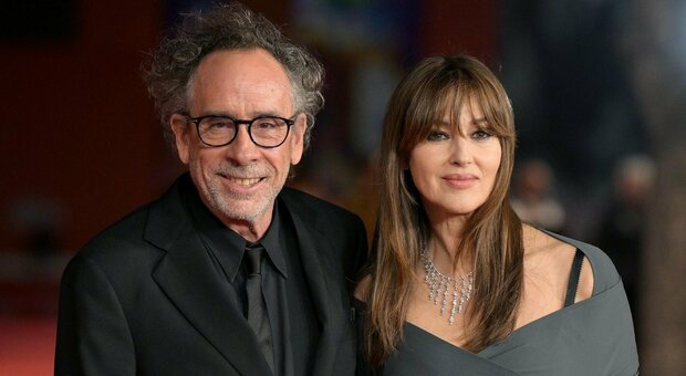 Monica Bellucci e Tim Burton, primo red carpet di coppia alla Festa del Cinema. Il regista innamorato: «È la cosa più bella che mi sia successa»