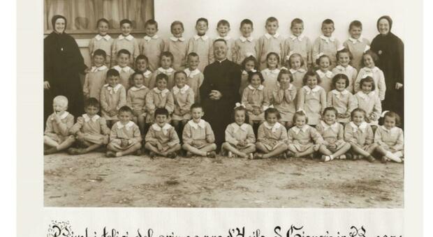 La foto dell’asilo del 1954 riunisce i vecchi compagni di classe che si ritrovano dopo 70 anni