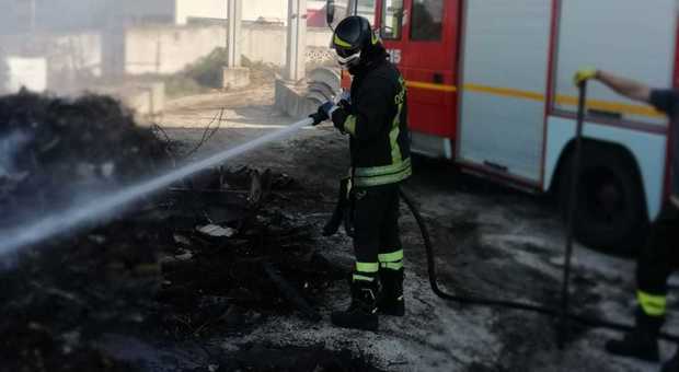 Meteriale di scarto industriale in fiamme a Lanuvio