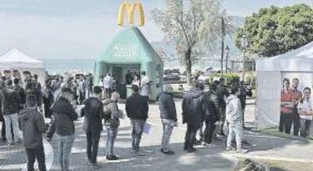 McDonald's, tutti in fila a Salerno: «Per noi un lavoro stabile»