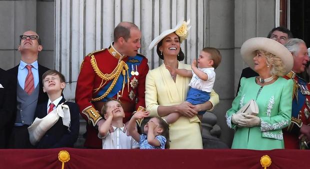 Trooping the Colour, baby Louis si affaccia per la prima volta a Buckingham Palace. Le foto fanno il giro del web