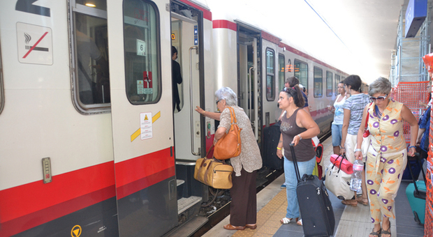 L'ultima vergogna del treno per Roma: 2 ore di ritardo, il viaggio ne dura sei
