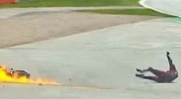 Andrea Dovizioso, caduta al via del gp di Gran Bretagna. Moto in fiamme