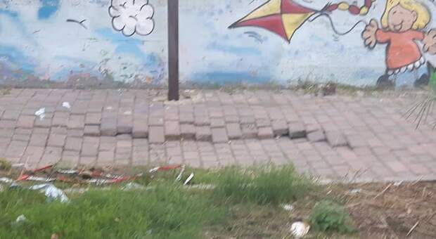Napoli, S.O.S. giardinetti di via Epomeo. I residenti: “la pavimentazione sta sprofondando”