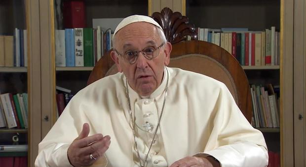 Terrorismo, il tweet di Papa Francesco: «Basta violenza cieca»