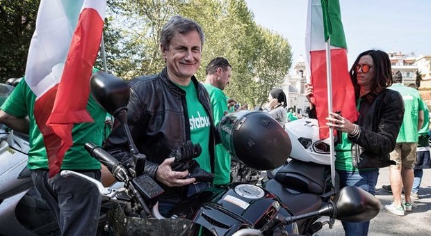Alemanno organizza un biker-raduno contro le buche