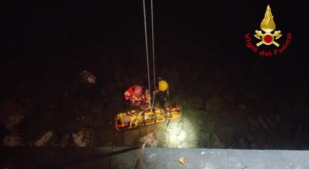 Ragazza cade nel vuoto per 8 metri e piomba sulla riva del fiume Adige