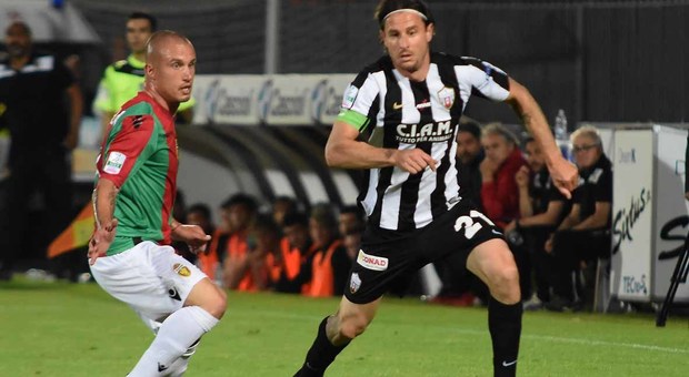 Daniele Cacia in azione due anni fa con l'Ascoli in Serie B