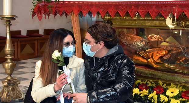 A Terni l'amore vince sulla pandemia: fidanzati davanti a San Valentino per la promessa di matrimonio, «L'importante è dire "sì"»