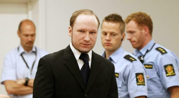 Breivik minaccia i sopravvissuti di Utoya dal carcere. Ira famiglie: «Inaccettabile»
