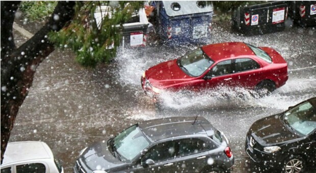 Bomba d'acqua a Roma, maltempo sulla Capitale: forte pioggia in zona nord e in Centro