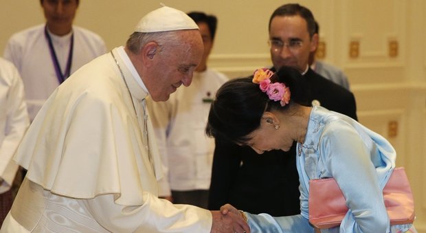 Papa in Birmania incontra Aung San Suu Kyii: «Pace passa dal rispetto di ogni gruppo etnico»