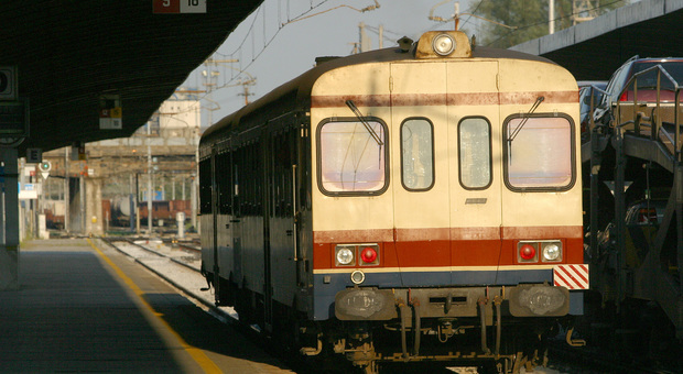 La leggendaria littorina "Vaca Mora" della linea Adria-Venezia. Oggi i treni sono più moderni, ma i ritardi restano...