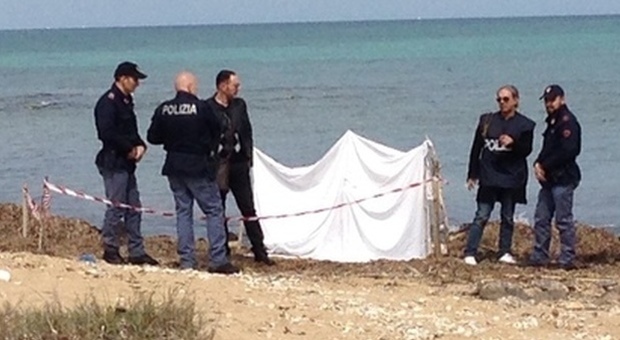 Ritrovamento choc in spiaggia: affiora il cadavere di una donna senza gambe e braccia