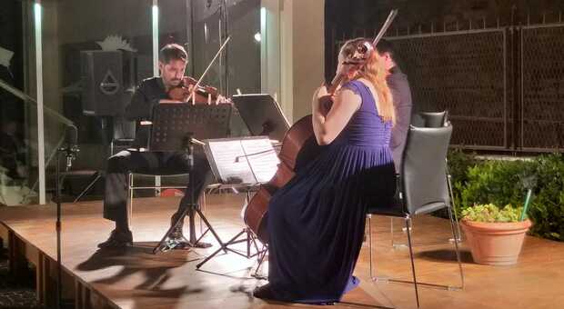 Un momento della serata d'apertura e, in primo piano, il direttore artistico Michele Torresetti al violino.