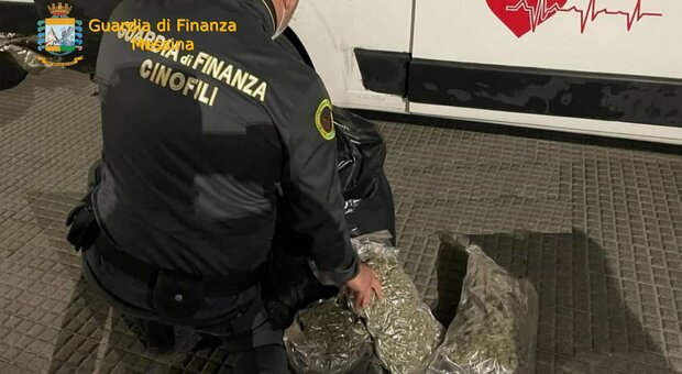 Ambulanza trasportava 30 chili di marijuana: incredibile scoperta a Messina